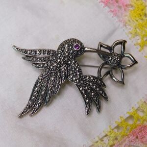 Avon Hummingbird Bird Brooch Vintage Signed Pin